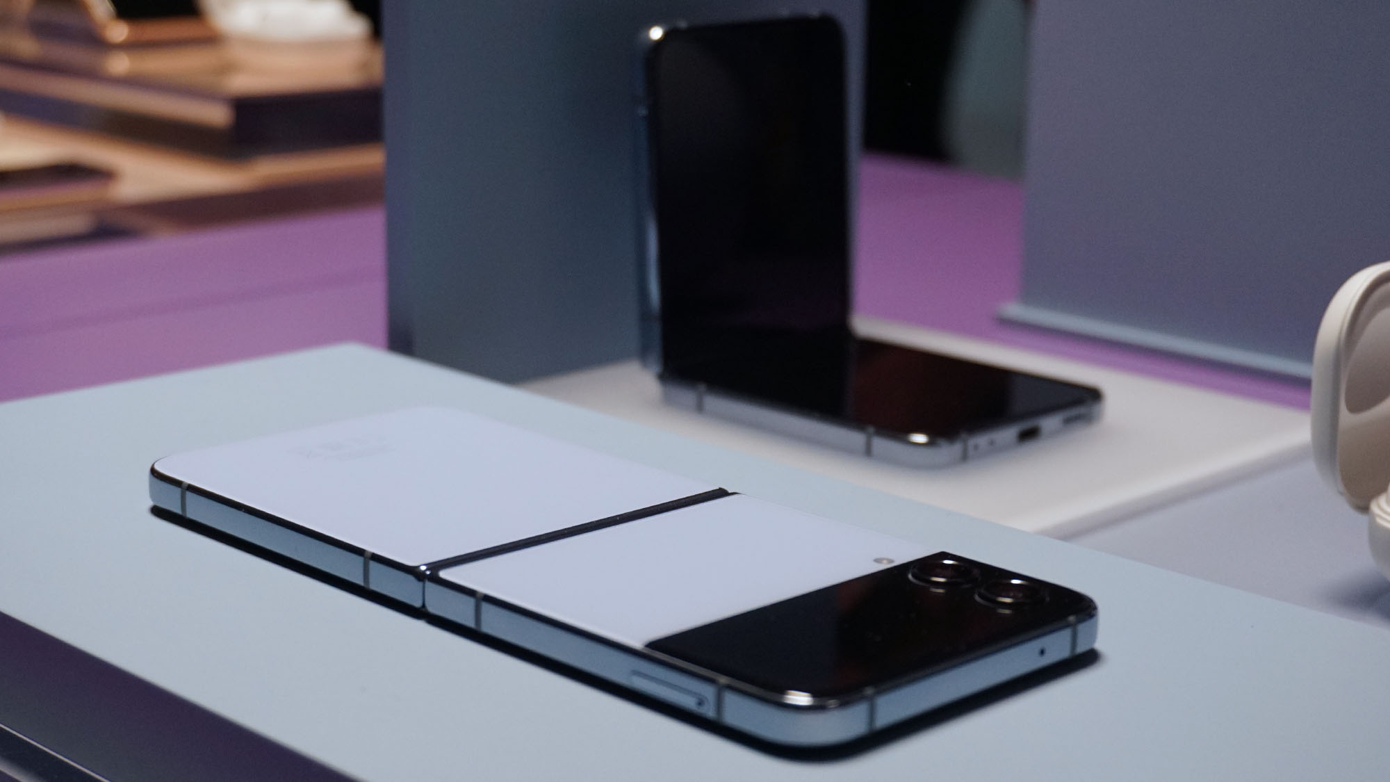 Samsung Galaxy Z Flip 4 aperto a 90 e 180 gradi