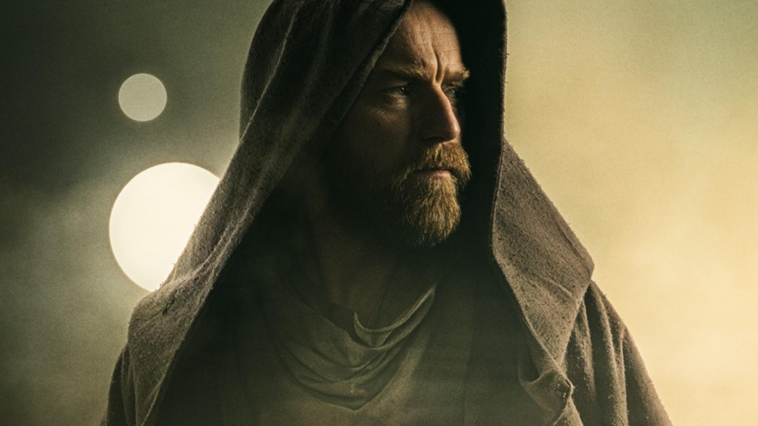 Ewan McGregor som Obi-Wan Kenobi, med en stor huva över huvudet och som blickar ut mot något.