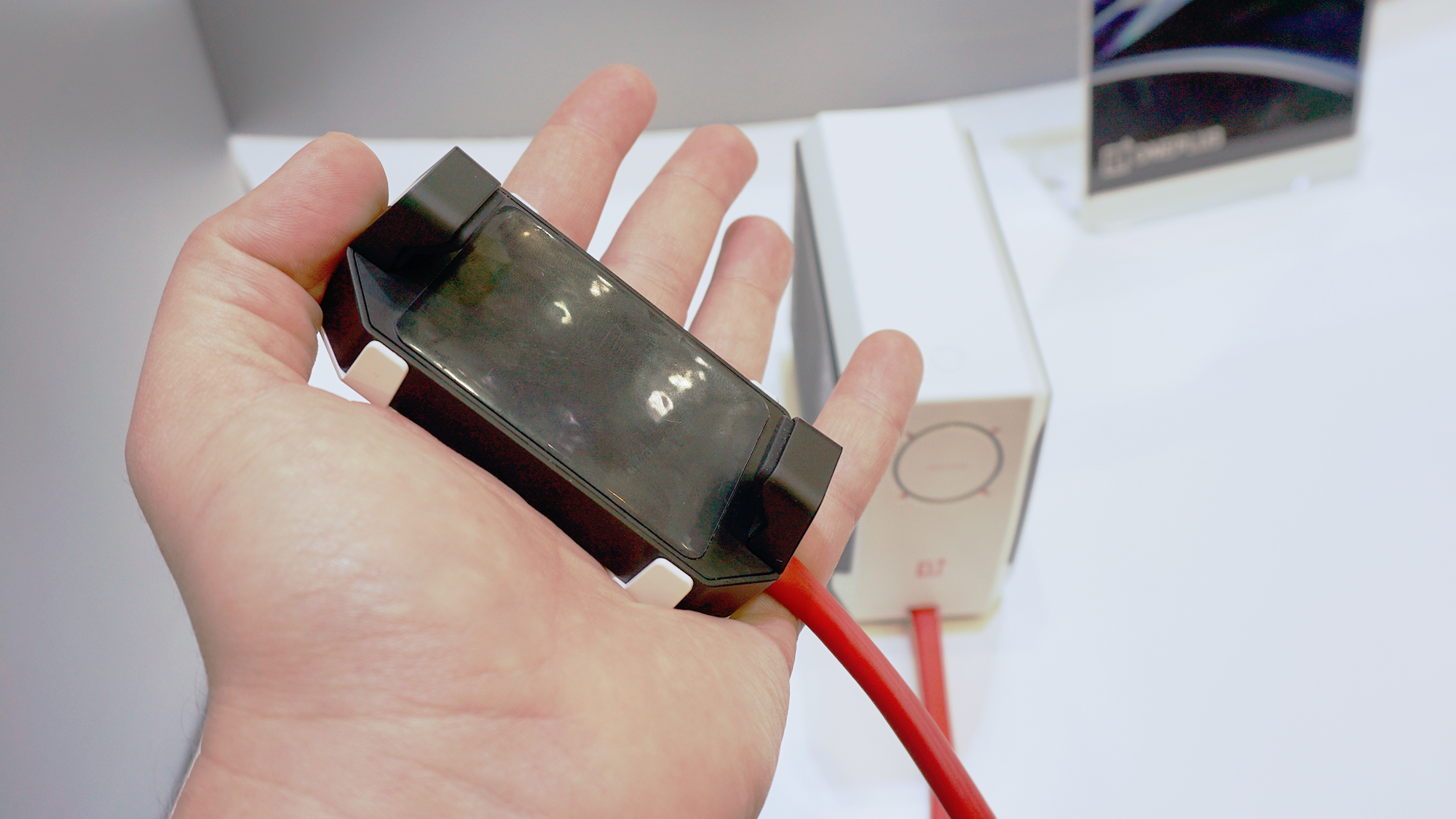 OnePlus 45W Liquid Cooler The Clip front