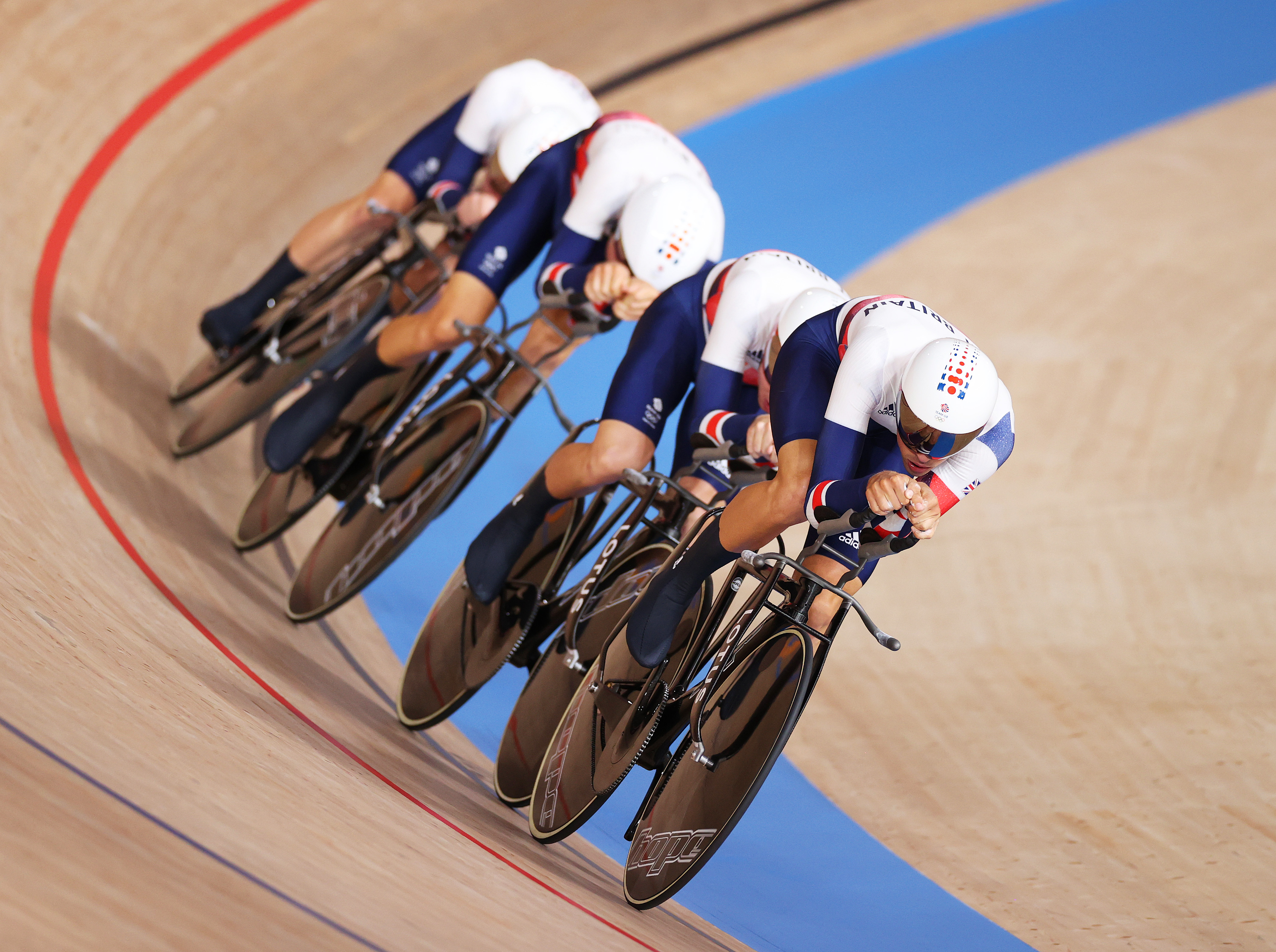 IZU JAPAN AUGUST 03 Ethan Vernon of Team Great Britain and teammates sprint during the Mens team pursuit first round heat 4 of the Track Cycling on day eleven of the Tokyo 2020 Olympic Games at Izu Velodrome on August 03 2021 in Izu Japan Photo by Justin SetterfieldGetty Images