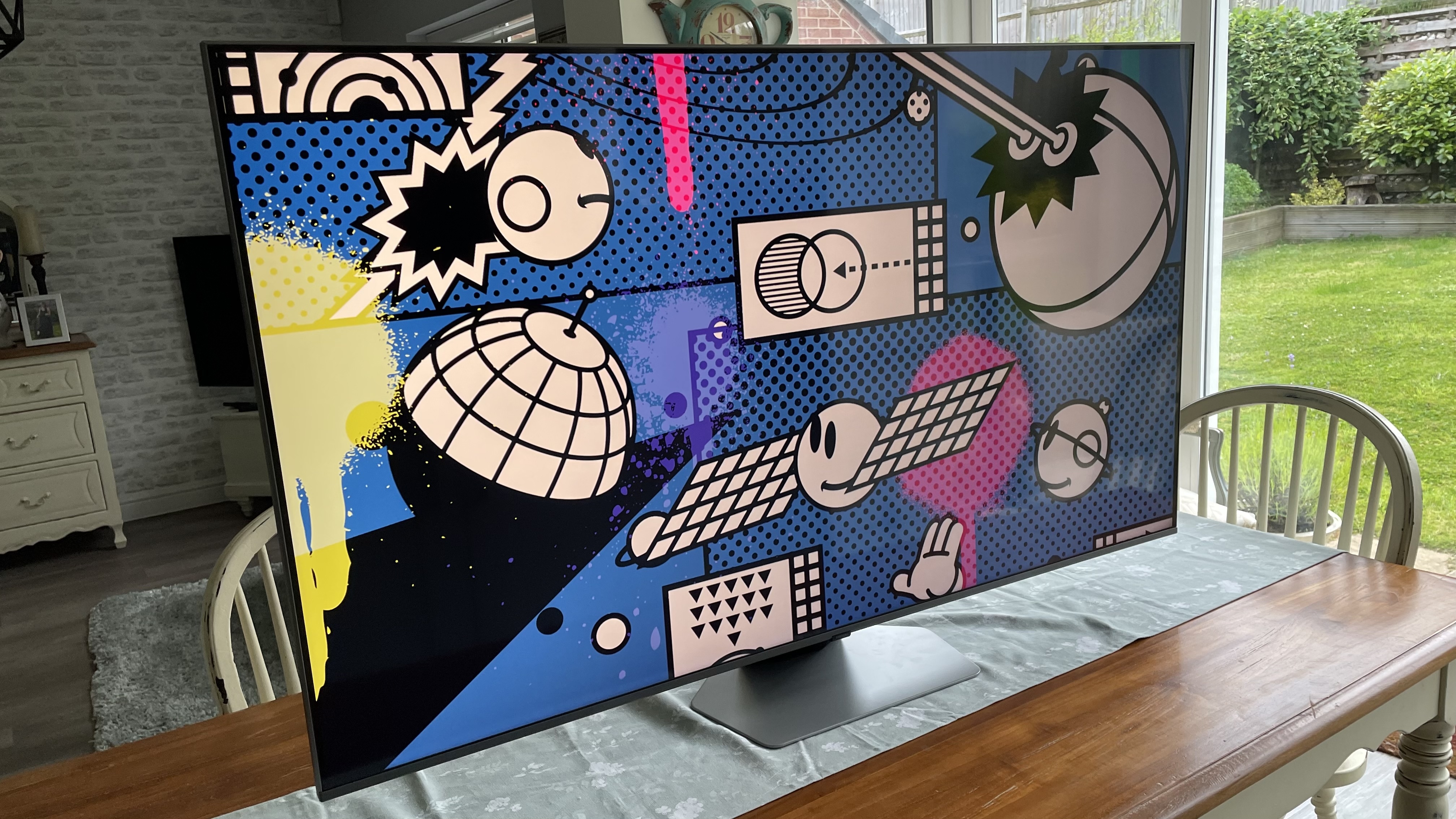 Samsung Q80D showing cartoonish abstract image