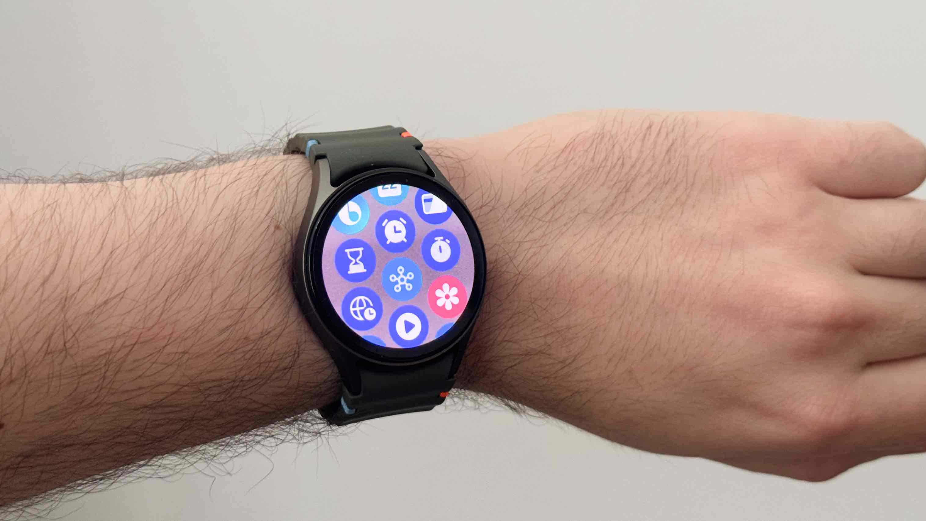Samsung Galaxy Watch 7 runt en persons handled.