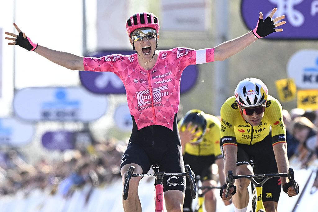 American Neilson Powless of EF Education-EasyPost wins ahead of Belgian Wout van Aert of Team Visma-Lease a Bike and Belgian Tiesj Benoot of Team Visma-Lease a Bike in the men elite race of the &#039;Dwars Door Vlaanderen&#039; cycling event, 184,2km from Roeselare to Waregem, Wednesday 02 April 2025.
BELGA PHOTO JASPER JACOBS (Photo by JASPER JACOBS / BELGA MAG / Belga via AFP)